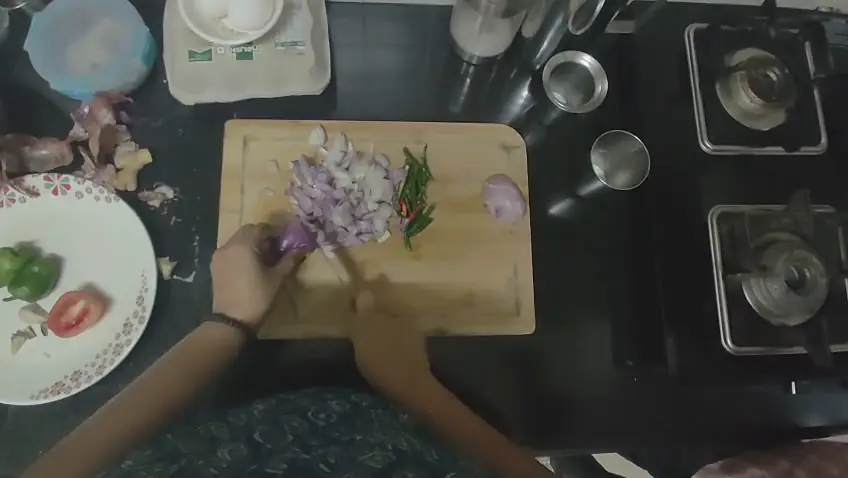 Kitchen task: chopping vegetables, egocentric sample