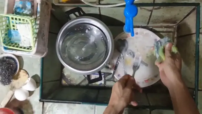 Kitchen task: washing utensils, egocentric sample